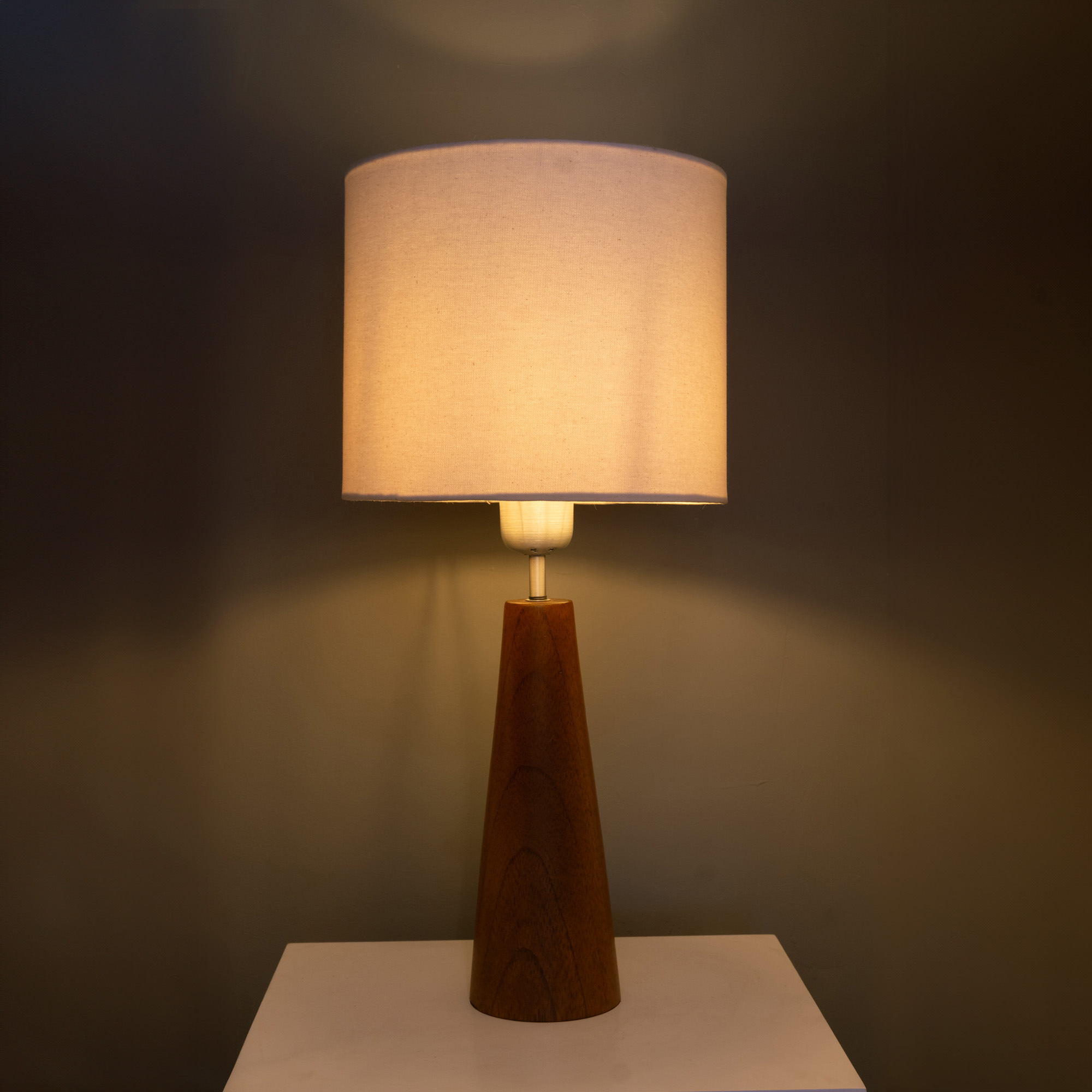LÁMPARA DE MESA CONO